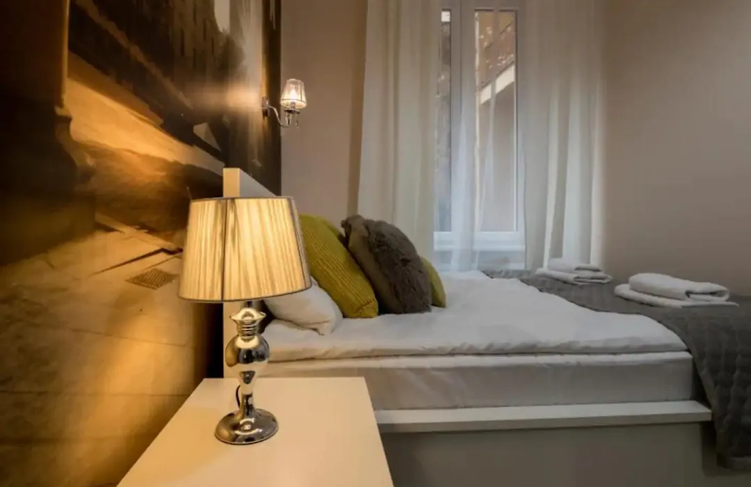 Golden Hour Stay-1Br For 4-Near Train Station-1